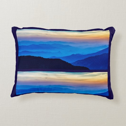 山の向こうの素敵な色のネパールの夕日 アクセントクッション (裏面)