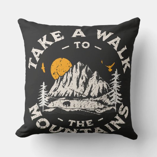 山の外の冒険に散歩する クッション (正面)
