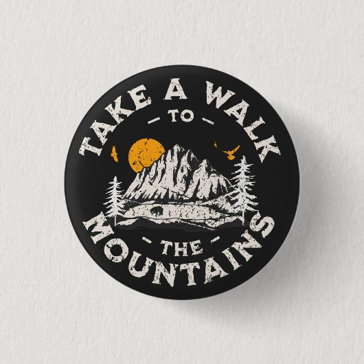 山の外の冒険に散歩する 缶バッジ (正面)