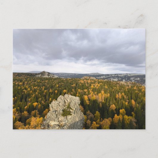山の多い秋の森の写真、山々、 シーズンポストカード (正面)