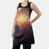 山の威厳のある頂上から見る日の出 エプロン (インサイチュ)