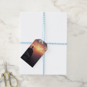 山の威厳のある頂上から見る日の出 ギフトタグ (より糸付き)