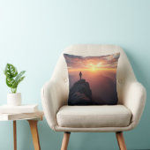 山の威厳のある頂上から見る日の出 クッション (椅子)