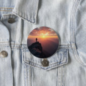 山の威厳のある頂上から見る日の出 缶バッジ (インサイチュ)