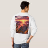 山の威厳のある頂上から見る日の出 Tシャツ (裏面フル)