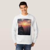 山の威厳のある頂上から見る日の出 Tシャツ (正面フル)