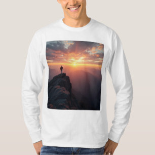 山の威厳のある頂上から見る日の出 Tシャツ