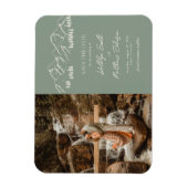 山の屋外セージ緑の結婚式の日付を保存 マグネット (縦)