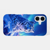 山の岩の上の目を引くユキヒョウ iPhone 16ケース (裏面横)