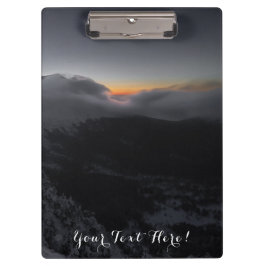 山の峰に浮かぶ威厳のある火山の夕日 クリップボード