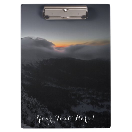 山の峰に浮かぶ威厳のある火山の夕日 クリップボード (正面)