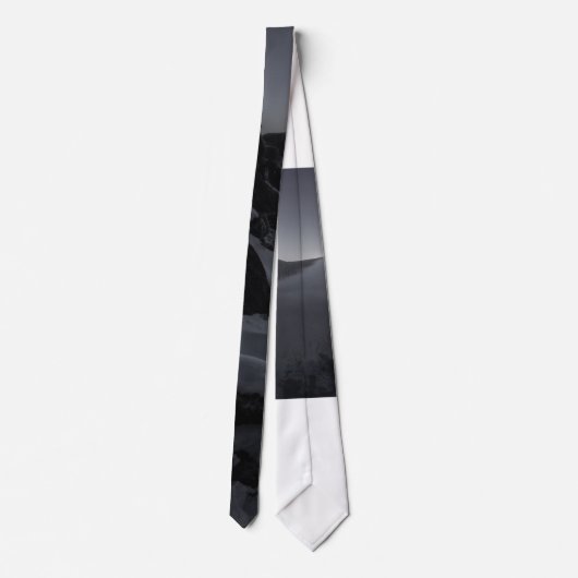 山の峰に浮かぶ威厳のある火山の夕日 ネクタイ (裏面)