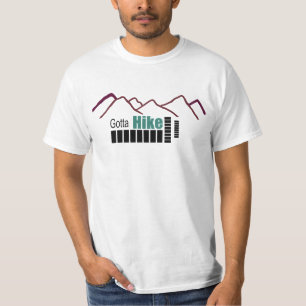 山の峰をハイキングするTシャツ Tシャツ