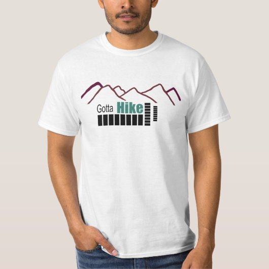 山の峰をハイキングするTシャツ Tシャツ (正面)