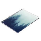 山の斜面の松の森の霧。カラー ノートブック (左側)