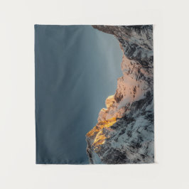 山の日没前の最後の光 タペストリー