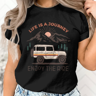 山の日没 – 旅行者の贈り物 – 人生は旅である Tシャツ