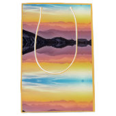 山の日没、空の上と下 ミディアムペーパーバッグ (正面)