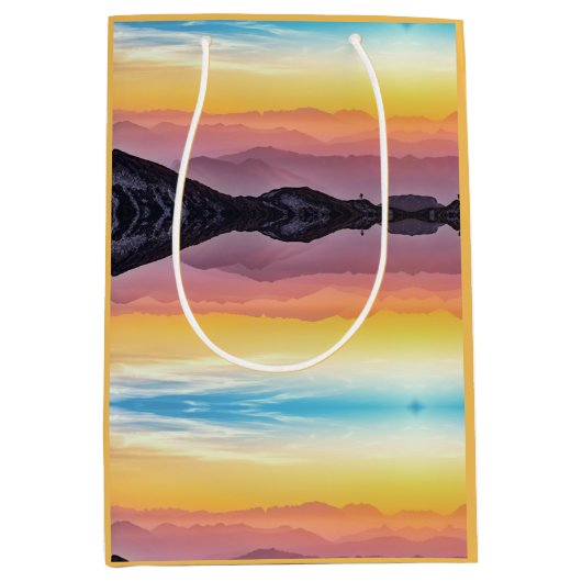 山の日没、空の上と下 ミディアムペーパーバッグ (正面)