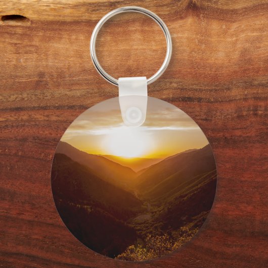 山の景色の上の夕日 キーホルダー (裏面)