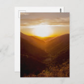 山の景色の上の夕日 ポストカード (正面/裏面)