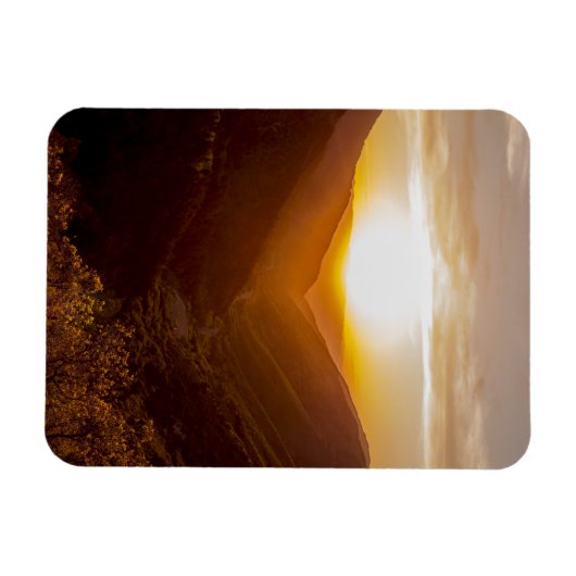 山の景色の上の夕日 マグネット (横)