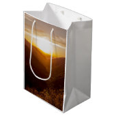 山の景色の上の夕日 ミディアムペーパーバッグ (正面アングル)