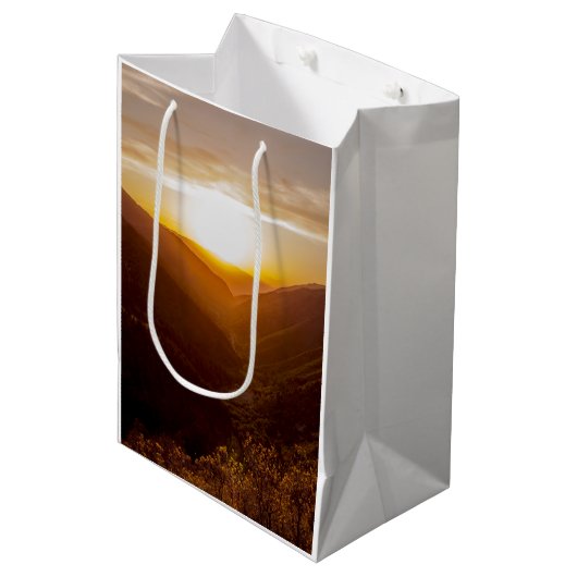 山の景色の上の夕日 ミディアムペーパーバッグ (正面アングル)