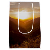 山の景色の上の夕日 ミディアムペーパーバッグ (裏面)