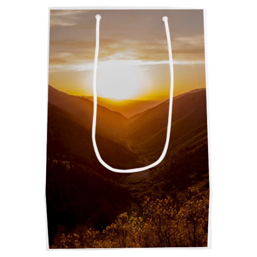 山の景色の上の夕日 ミディアムペーパーバッグ (裏面)