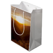 山の景色の上の夕日 ミディアムペーパーバッグ (裏面アングル)