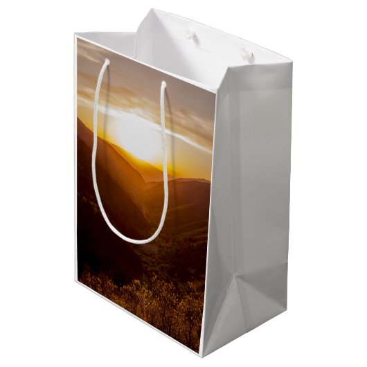 山の景色の上の夕日 ミディアムペーパーバッグ (裏面アングル)