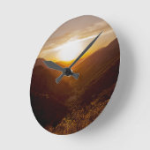 山の景色の上の夕日 ラウンド壁時計 (傾斜)