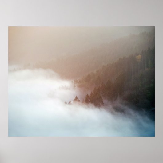山の木々は霧に覆われた ポスター (正面)