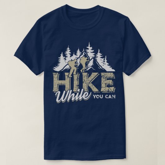山の森のキャンプのギフトをできる間にハイキング Tシャツ (デザイン正面)