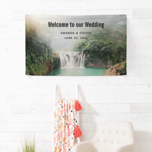 山の森の中の美しい結婚滝 横断幕 (インサイチュ)