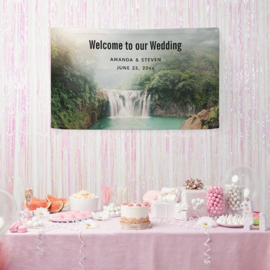 山の森の中の美しい結婚滝 横断幕 (パーティー)