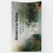 山の森の中の美しい結婚滝 横断幕 (縦)