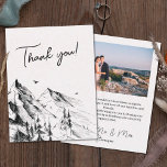 山の森の素朴な写真結婚の サンキューカード<br><div class="desc">山の森をテーマにしたサンキューカードを感謝していお客様の特別な日の一部としてゲストに送信する。カードプレゼントの正面には、黒書道フォントのカスタマイズ可能なキャプション「ありがとう！」と補完する山松林の白と黒のスケッチを描いた手描き。背中はカスタマイズ可能でお気に入りのす結婚あなたの写真、家族や友人への個人的なメッセージ、あなたの名前。これらのカードは「山の森結婚」コレクションの一部で、アイテムを調整してスイートを作ユニーク成する結婚。</div>