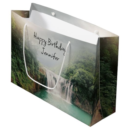 山の森の美しい滝の誕生日 ラージペーパーバッグ (正面アングル)