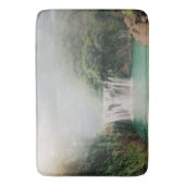 山の森の美しい滝 バスマット (正面縦)