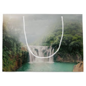 山の森の美しい滝 ラージペーパーバッグ (正面)