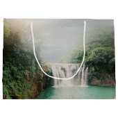 山の森の美しい滝 ラージペーパーバッグ (裏面)