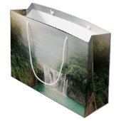 山の森の美しい滝 ラージペーパーバッグ (裏面アングル)