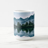 山の森林反射 コーヒーマグカップ (中央)