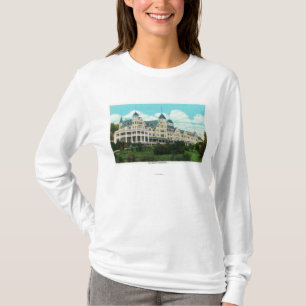山の気持が良いホテルの外観 Tシャツ