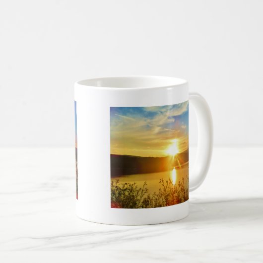 山の湖の矢印に日没 コーヒーマグカップ (正面右)