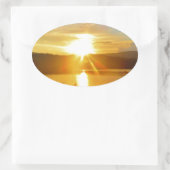 山の湖の矢印に日没 楕円形シール (バッグ)