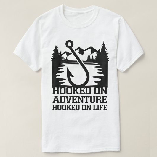 山の湖の釣り針アドベンチャーデザイン Tシャツ (デザイン正面)