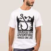 山の湖の釣り針アドベンチャーデザイン Tシャツ (正面)